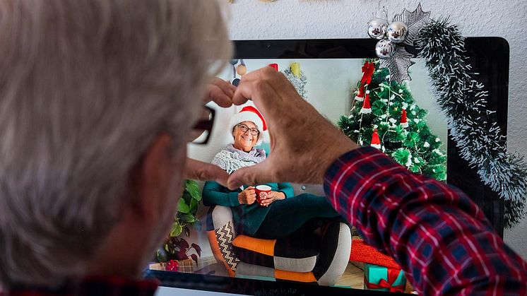Vi uppmuntrar till digitala möten i jul. Socialtjänstens personal hjälper till med tekniken. Foto: Getty Images