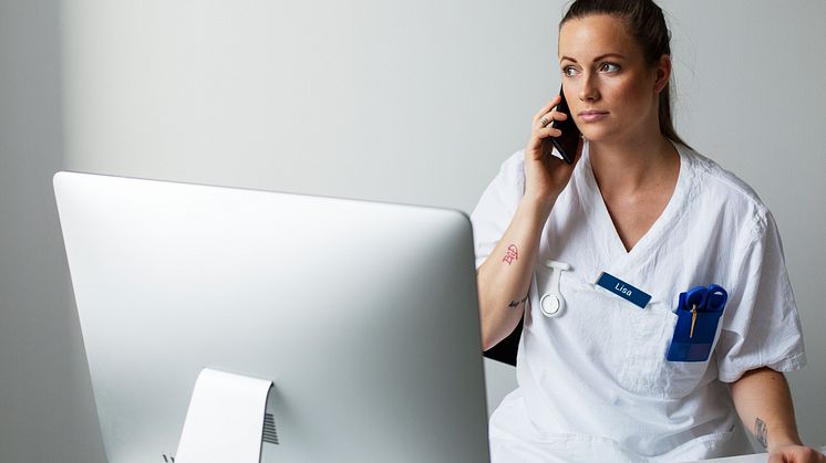 Via Elevhälsa Online kan eleverna nå skolsköterska eller skolkurator via chatt, telefon eller på plats i skolans lokaler.