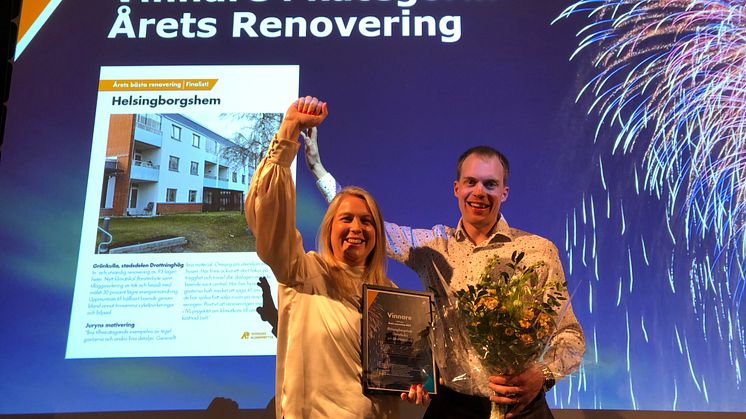 Håkan Andersson, projektledare och Åsa Eriksson, projektsamordnare från Helsingborgshem var på plats för att ta emot det fina priset. Foto: Helene Ahlberg, Sveriges Allmännytta 