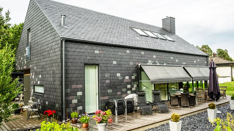 Huset i Västerås har en blandning av olika skiffersorter från Nordskiffer som ger ett unikt uttryck﻿