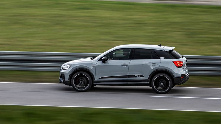 Audi Q2 (Pilegrå)