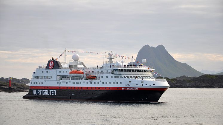 MS_Spitsbergen_Mot-Stamsund_©Eivind-Lande