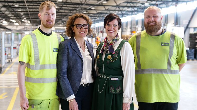 Terminalarbeiderne  Kristian (til venstre) og Asbjørn Rasmussen gleder seg til å ta i bruk sin nye arbeidsplass. Her er brødrene sammen med konsernsjef Tone Wille (nummer to fra venstre) og terminalsjef Siri Tansø.