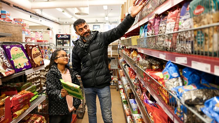 Under höstlovet får 30 elever från Klaraskolan möjlighet att höja sina betyg och skriva första raden på sitt CV. Angelina Chatila är en av dem. Zana Berzengi på Simons livs visar henne runt.
