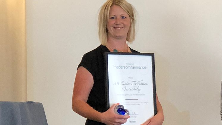 Sanna Kårebrand, HR-chef på Eidar mottar utmärkelsen för bolagets starka fokus på ett hållbart arbetsliv bland medarbetarna