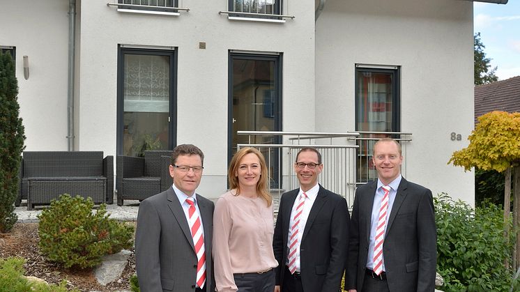 Familie Dawo und Dr. Gerrit Michelfelder vor einem Town & Country Musterhaus