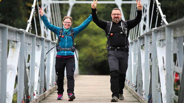 Zwei Wanderer auf der Hängebrücke Grimma 