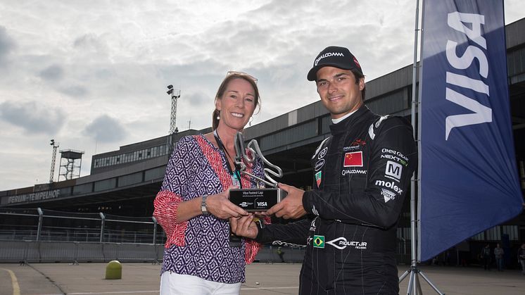Nelson Piquet Jr. gewinnt die Trophäe für die schnellste Runde beim Formel-E DHL Berlin ePrix
