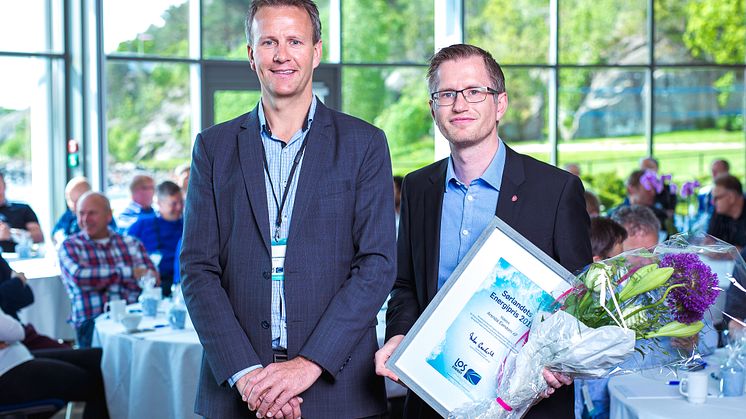 Ordfører Robert Cornels Nordli (t.v) i Arendal mottok Sørlandets Energipris for beste offentlige virksomhet, med direktør i LOS AS, Anders Gaudestad.