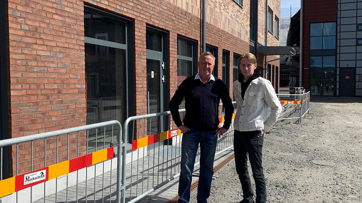 Mikael Beckman med sonen Kasper framför fastigheten där O’Learys Mölnlycke kommer ligga. De kommer tillsammans att driva den nya restaurangen/sportbaren.