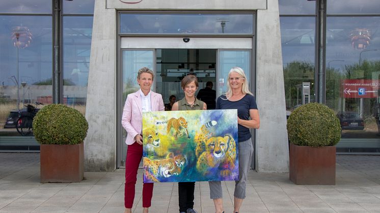 Her ses Alexa Bruun Rasmussen, Sara og kunstneren Helle Borg Hansen med gepardmaleriet.
