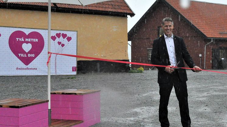 Henrik Thunes (M) inviger kampanjen "Två meter kärlek till dig" i ösregnet på Stallbacken i Sollentuna