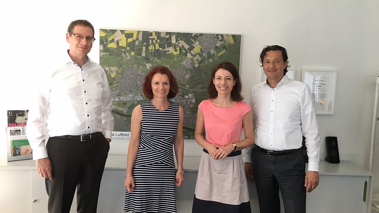 v.l.n.r. Dr. Stephan Zimmermann (Geschäftsführer Deutsche Glasfaser), Anke Prätzas (Wirtschaftsförderung Stadt Maintal), Monika Böttcher (Bürgermeisterin Stadt Maintal) und Frank Geltinger (Regionalleiter von Deutsche Glasfaser Hessen)