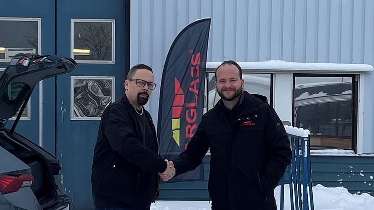 Till vänster Stefan Svensson, Rixglas. Till höger Christoffer Roos, Regionchef Norr Carglass®.