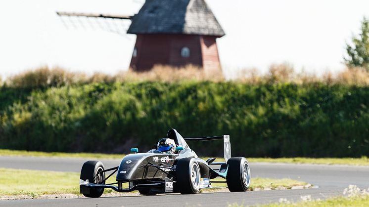 Söderström har guldvittring i Formel Renault 1,6 efter dubbelseger på Kinnekulle Ring