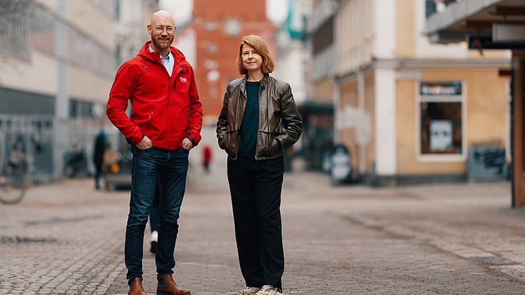 Sandgärdsgatan är en gata med kulturhistoriska värden och utformningen är viktig. På bild Arkitektbolagets Karin Hård af Segerstad och Växjö Energis Daniel Sjödén.