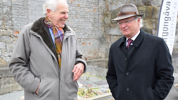 Företagsparkens grundare Anders Wall visar kung Carl XVI Gustaf den plats där kungens farfars farfar Oscar II år 1873 invigde det då nybyggda stålverket Oskarshyttan. Foto: Cari Hildebrand