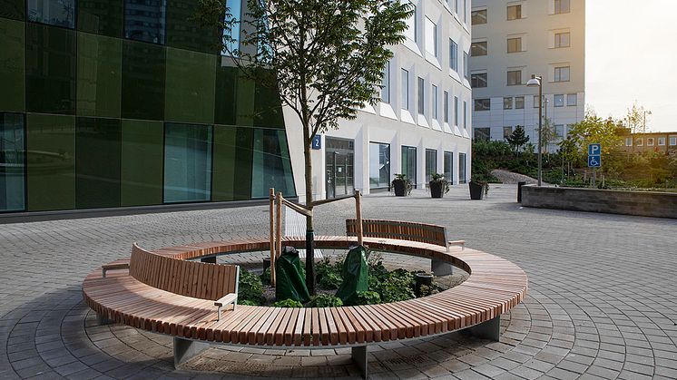 En cirkelformad bänk är centralt placerad på entrétorget och utanför rum för avsked.