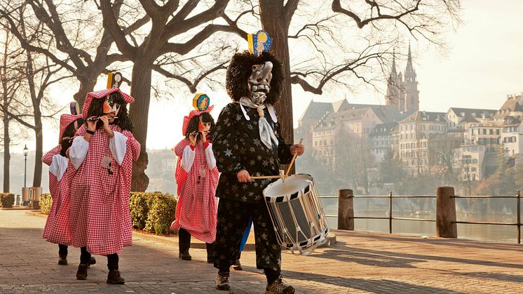 Basler Fasnacht. Tambour und Piccolospieler am Rheinufer mit dem Muenster im Hintergrund 