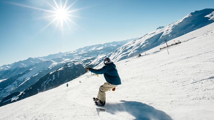 SnowboarderInLaax(c)SchweizTourismus_SilvanoZeiter