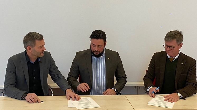 Henrik Andersson, Lucas Lodge och Peter Aronsson signerade samverkansavtalet. 