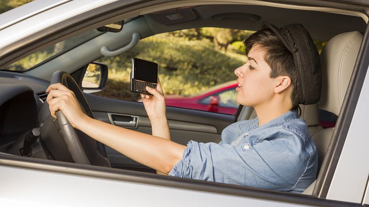 Så använder vi mobilen medan vi kör bil
