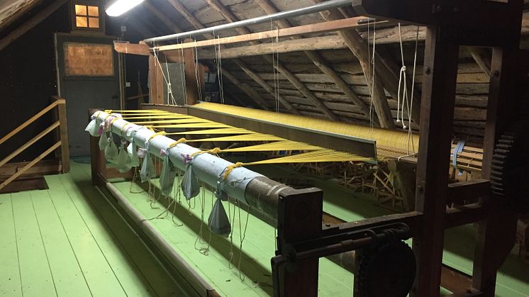 ”Shipyard loom”, platsspecifik väv på varvet Skver gjord av återvunna båtrep, Emelie Röndahl och Anna Ehrlemark, Mali Losijn, Kroatien, 2014. 