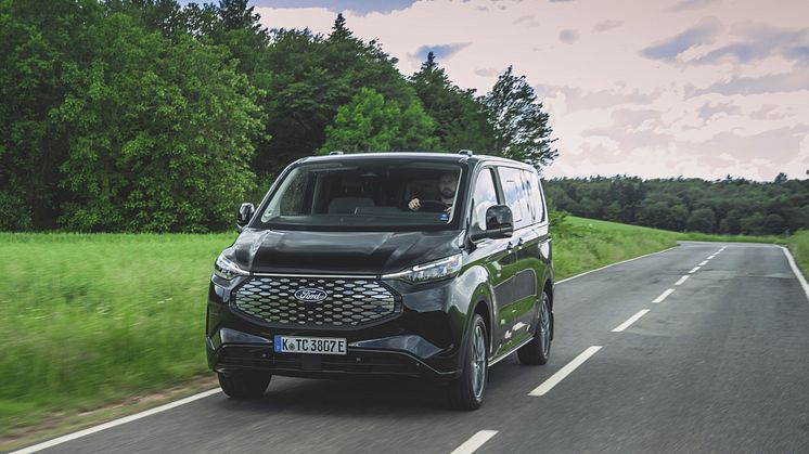 Ford E-Tourneo Custom_Titanium_X (4).jpg