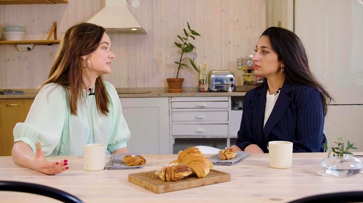 Vad är vardagsrasism? I första avsnittet av intervjuserien Frågan bjuder Hanna Persson hem journalisten och På Spåret-vinnaren Parisa Amiri.