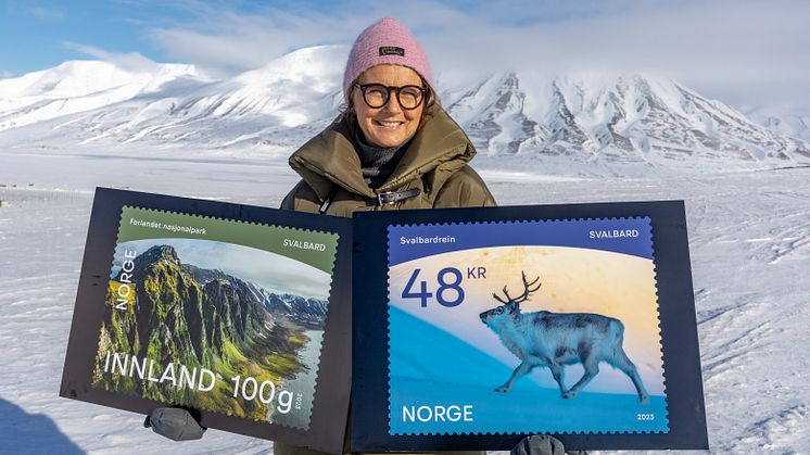 SVALBARD X 2: Konsernsjef Tone Wille viser fram de nye Svalbard-frimerkene i Adventdsdalen utenfor Longyearbyen. FOTO: Posten/Tore Hole Oksnes