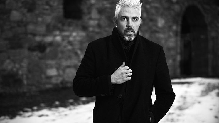 Låtskriver, vokalist og poet Trygve Skaug fortsetter med toppnoteringer på bestselgerlisten. Foto: © Kim Rognmo
