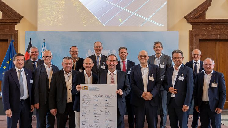 LEW-Vorstand Markus Litpher hat heute ein Memorandum of Understanding (MoU) zur Beschleunigung der Netzintegration regenerativer Erzeugungsanlagen unterzeichnet.  (StMWi/Elke Neureuther)