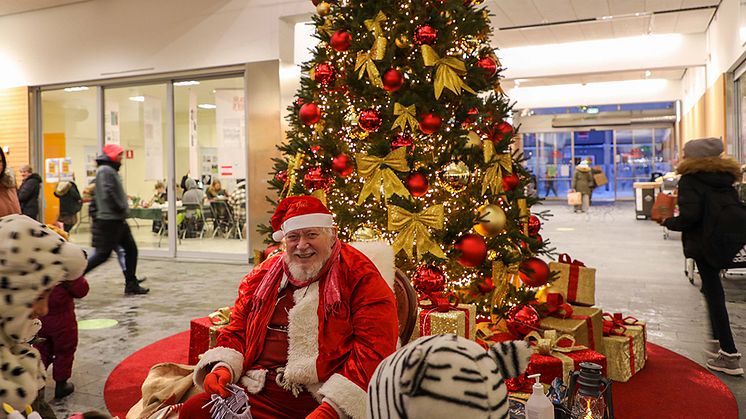 Fredag den 9 december ordnas julfest i Bergsjön Centrum och självklart är tomten på plats. Foto: Rickard Bryngelsson.