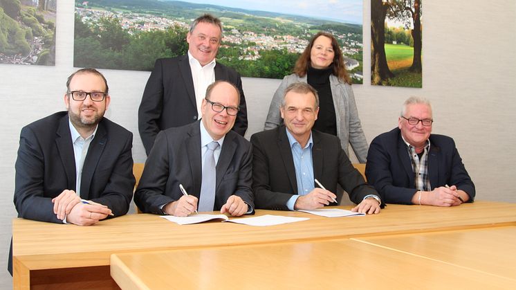 Starten Kooperation (v. l.): Baudezernent Martin Kölczer, Dr. Andreas Brors (ESW), Peter Grote (ESW), Bürgermeister Burkhard Deppe, Klimaschutzmanagerin Carola Mikus und STW-Geschäftsführer Rainer Suhr bei Unterzeichnung des Vertrags.