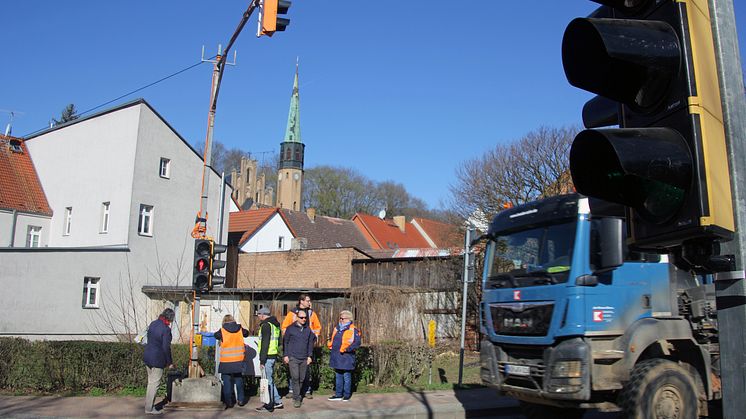 Wird gerade in Betrieb genommen: eine Bedarfsampel an der B 158 in Oderberg Foto: Oliver Köhler/Pressestelle LK Barnim