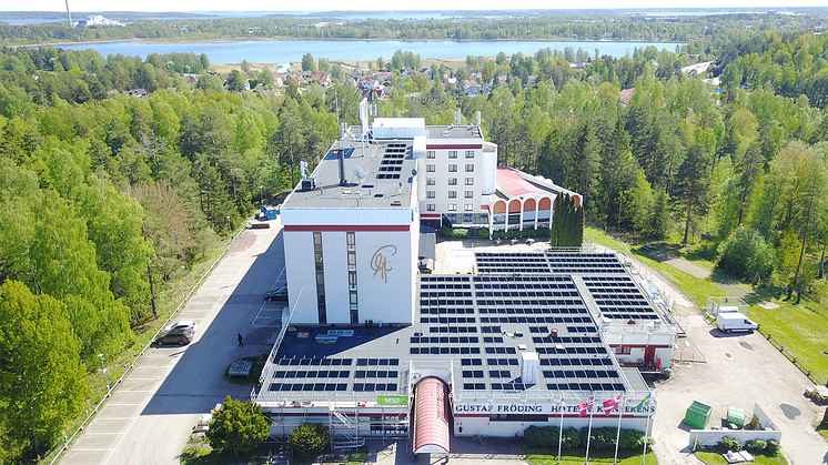 Best Western Gustaf Fröding i Karlstad köper idag 100% förnybar el ifrån sol, vind och vatten. För uppvärmning har man fjärrvärme samt egen återvinning av värme ifrån hotellets ventilation och kyl/frysar som kopplas till egna värmepumpar.