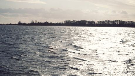 Kunglig glans vid dag om Östersjön