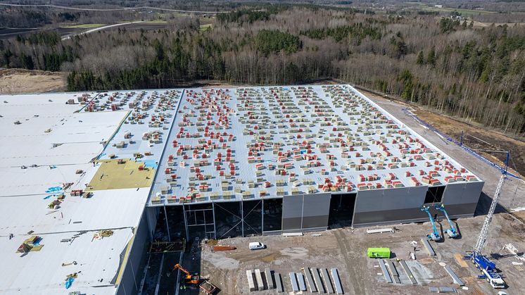 57 000 kvadratmeter är utbyggnaden av Ahlsells centrallager i Hallsberg. Lika många kvadratmeter ROCKWOOL isolering levereras till taken..