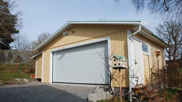 Gult enkelgarage från Lövångers Bygg