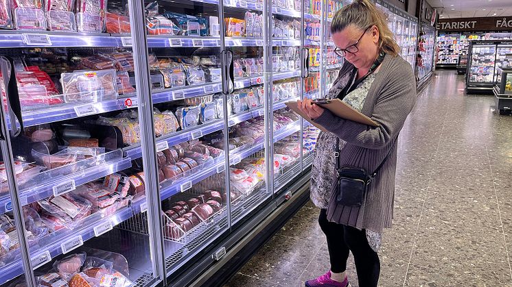 Eva Norrand Andersen, en av kommunens konsumentrådgivare, undersöker livsmedelspriserna i en av Kungsbackas butiker.