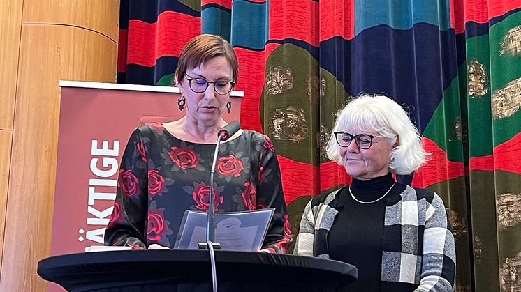 Birgitta Wellborg, FRG, fick ta emot Piteåmedaljen av kommunstyrelsens ordförande Helena Stenberg.    Foto: Ann-Sofie Boman