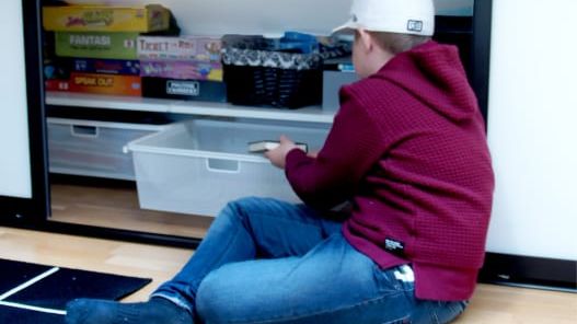 Elfa_Smart opbevaring under skråt loft.