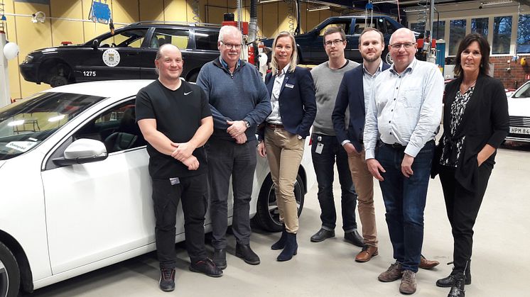 Christian Svensson, Anders Wass, Kristina Bang, Klas Abrahamsson, Jörgen Andersson, Lars Andersen och Linnea Larsson är glada över det nya samarbetet mellan Östrabo Yrkes, Volvo Car Sverige och Brandt Bil.