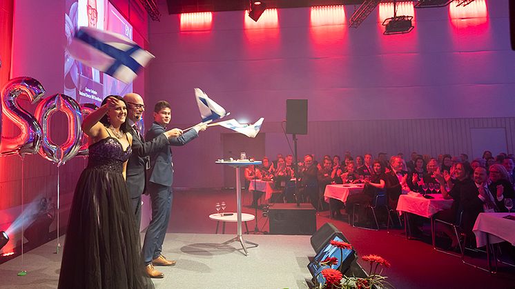 Juhlatunnelmissa Iida Repo, Gunnar Selheden ja Marko Poskiparta.