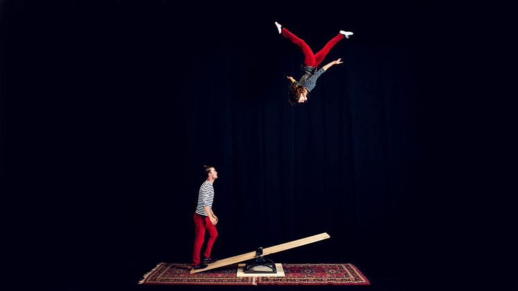 The Red Pants Show under en av sina svindlande uppvisningar
