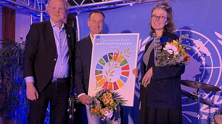 Berndt Josephsson, ordförande i Sollentuna Väsby FN-förening, vinnaren Anders Ström från Bögs Gård och Cecilia Tengroth, generalsekreterare på Svenska FN-förbundet.