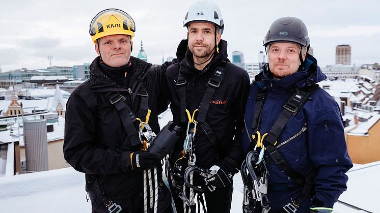 Elektroskandias Stefan Browall samt Sead Burekovic och Kim Naarttijärvi från Netel inspekterar utrustningen på en telekomsite i Stockholm.