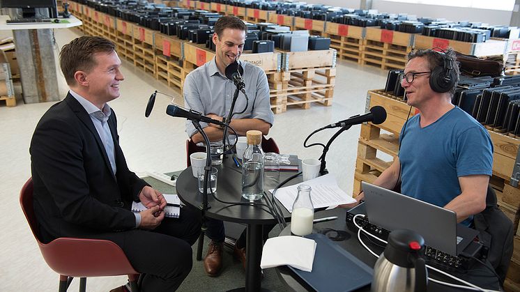 Författaren Jakob Rutqvist, Inregos hållbarhetschef Erik Pettersson och programledaren Ulf Lindholm i premiäravsnittet av podden Cirkulära Affärer. 