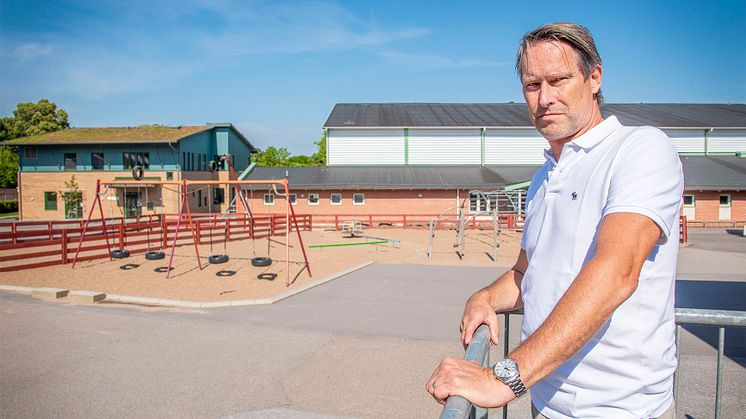 Kommunens trygghets- och säkerhetschef, Niklas Schörling, på plats på Lunnaskolan för att bilda sig en uppfattning över vilka preventiva åtgärder som skulle passa bäst på området.