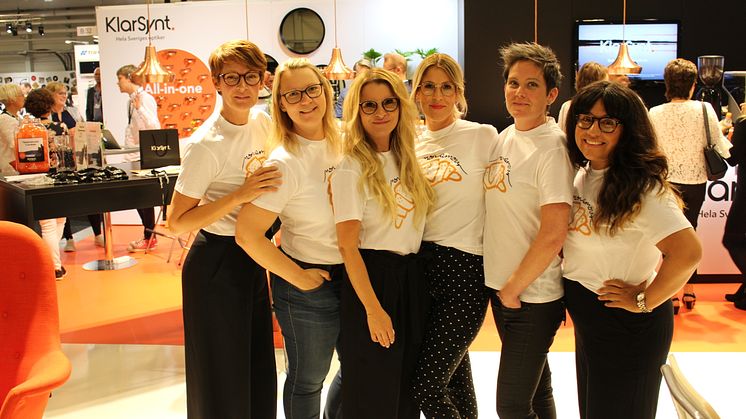 KlarSynts kontorspersonal på plats i montern: Annica, Hannah, Natasha, Marika, Camilla och Gabriela.